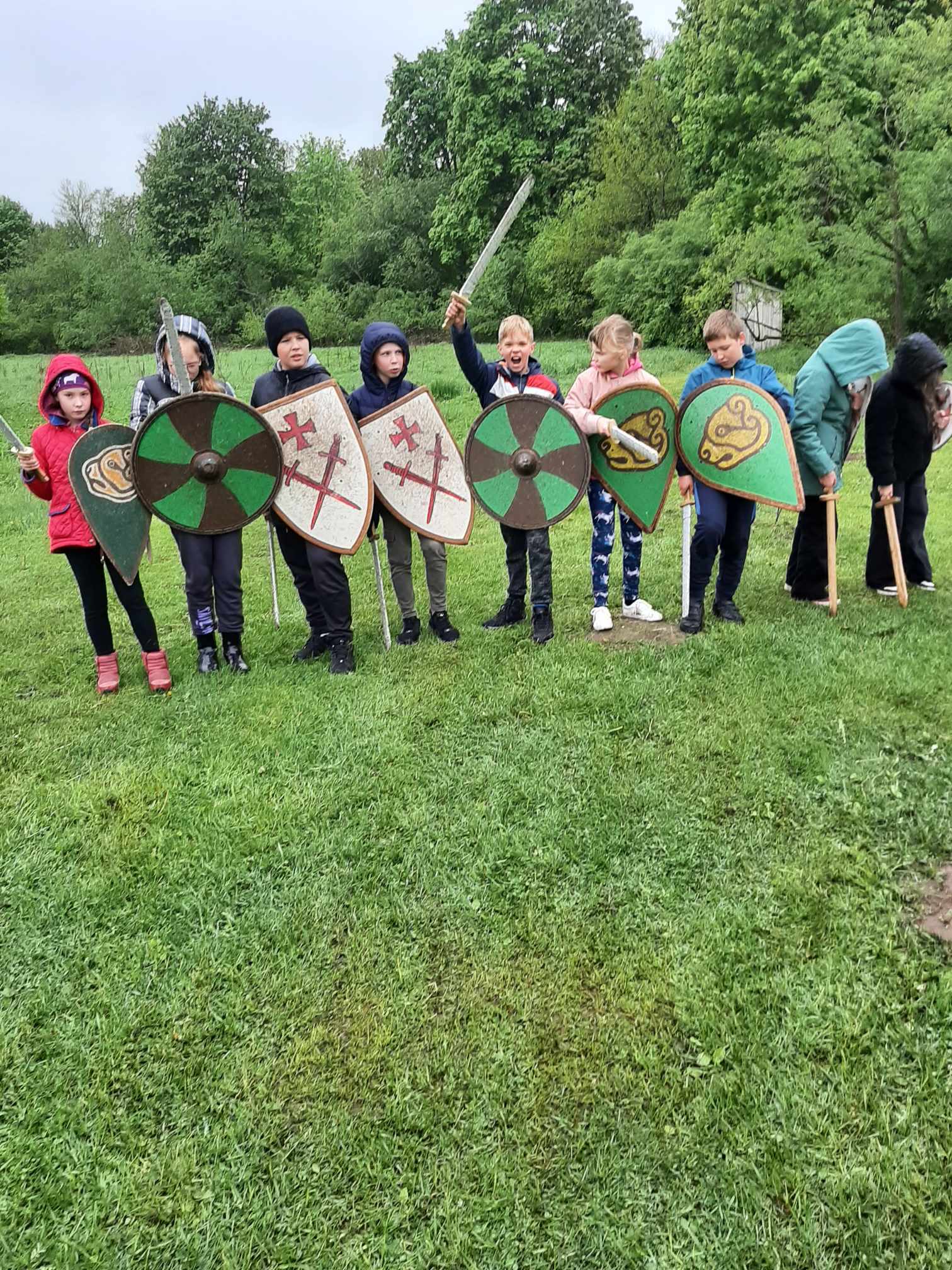 3c ir 3 d klasių mokiniai gegužės 10 d. keliavo į Vikingų kaimą “gyvosios“ istorijos pamoką po atviru