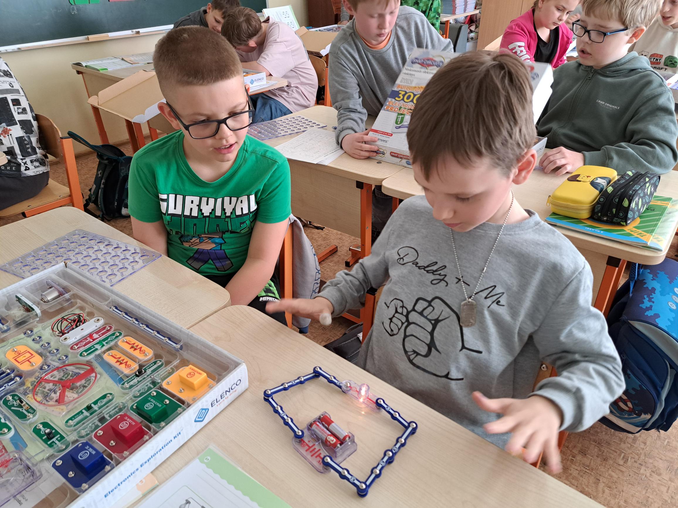 Jaunieji elektros tyrėjai nuo teorijos iki šviečiančių širdelių