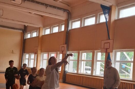 Energingai įsibėgėjusi II stovyklos sesija nuo azartinio orientacinio iki sportinių kovų aikštelėje