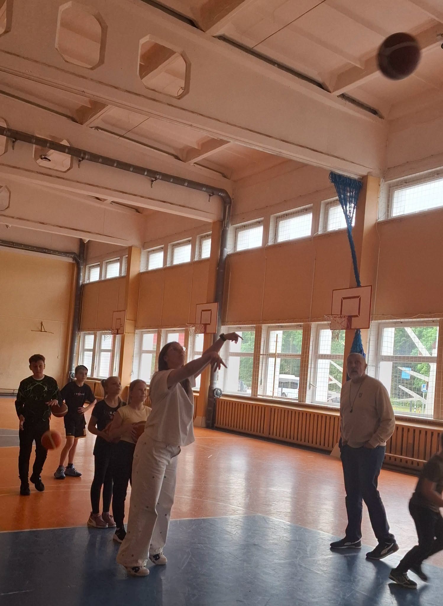 Energingai įsibėgėjusi II stovyklos sesija nuo azartinio orientacinio iki sportinių kovų aikštelėje