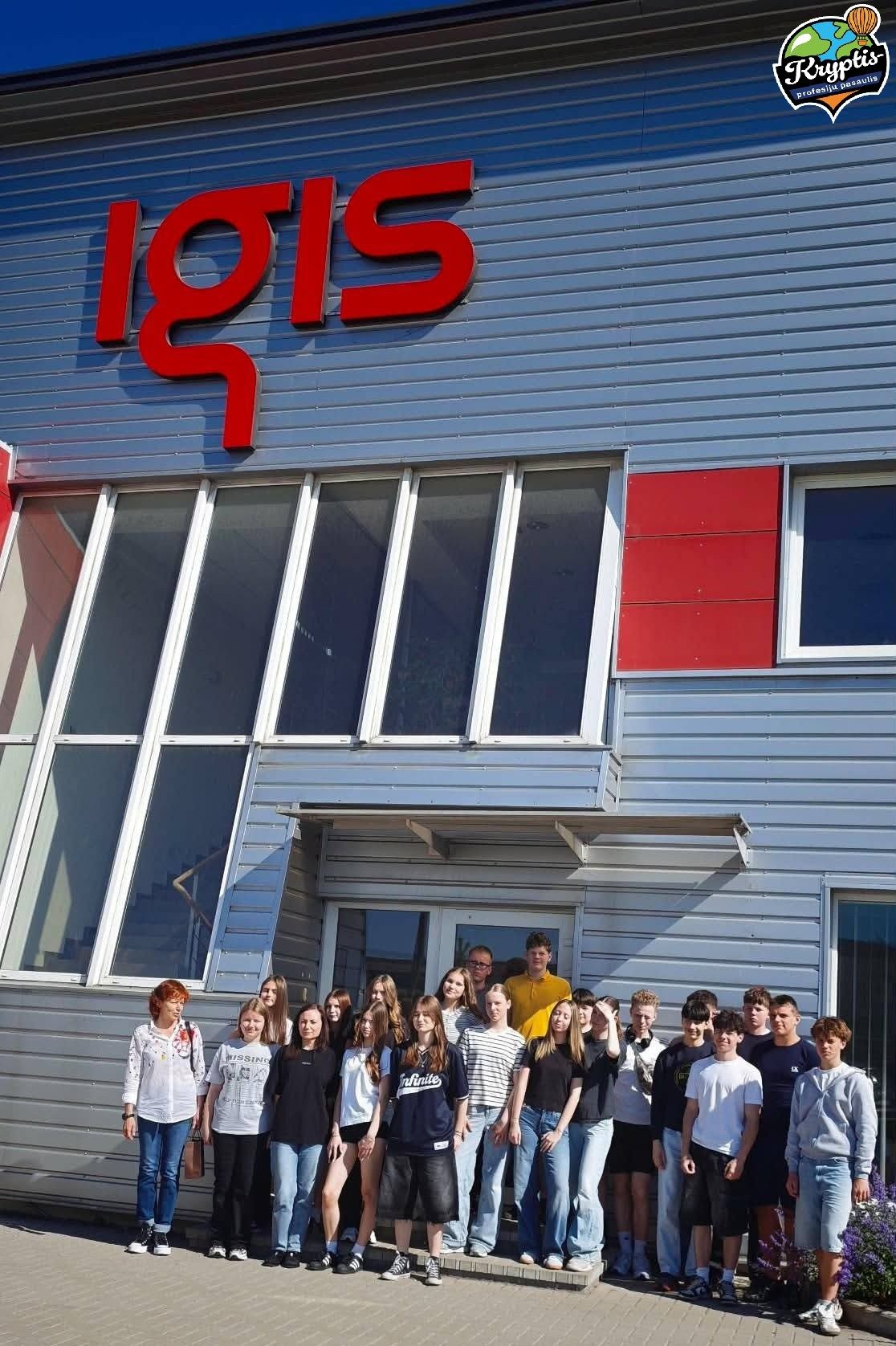8a klasės mokiniai kartu su klasės auklėtoja Kristina K. ir dailės mokytoja Ramune M. apsilankė dažų gamybos įmonėje „IGIS“
